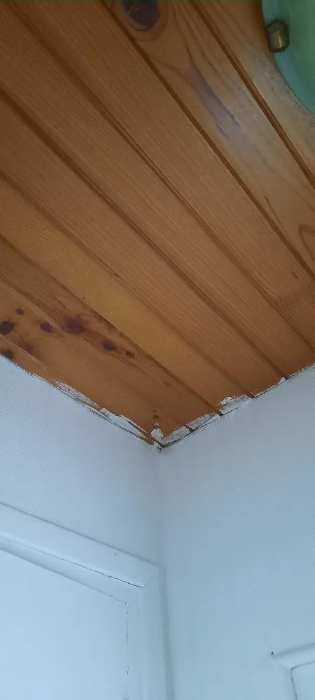 Enlever des vieilles traces de peinture sur plafond en bois