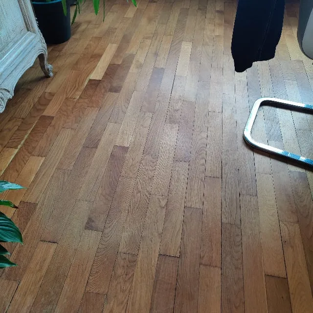 Réparer traces d’usure blanches parquet vitrifié terni