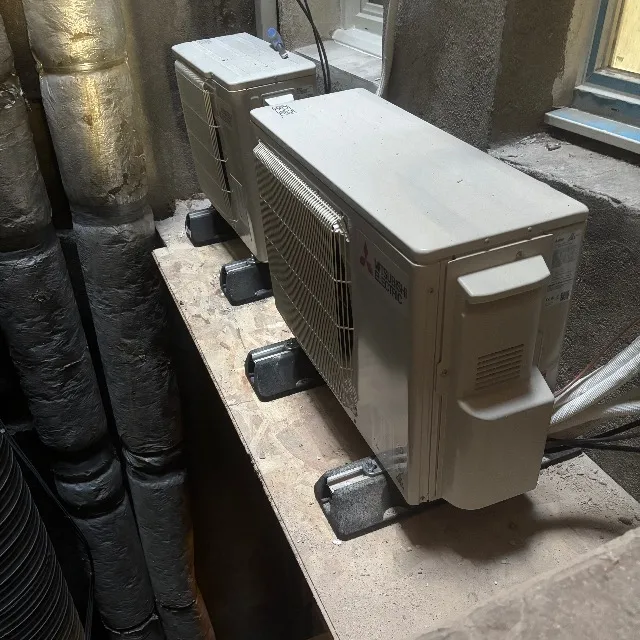 Création de plate-forme et installation de 2 unités extérieures dans un puit de lumière