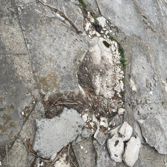 Les pierres s'effritent dans l'allée