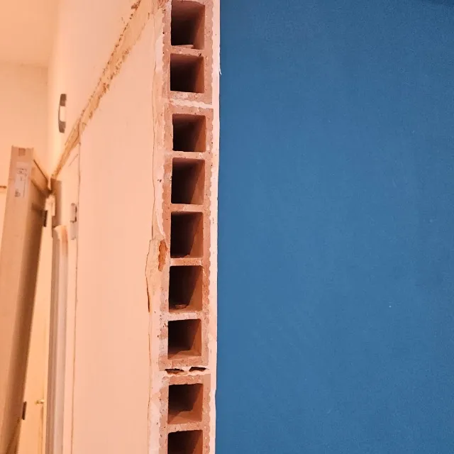 Fixer bloc porte sur brique creuse
