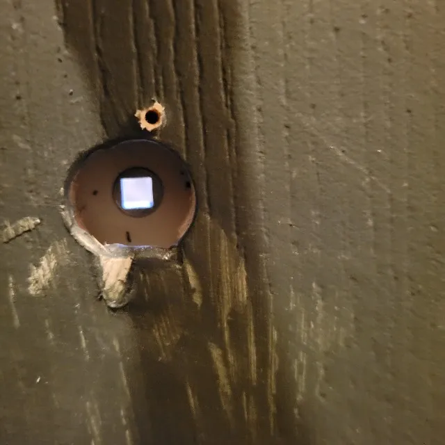 Rétrécir un trou de serrure dans une porte