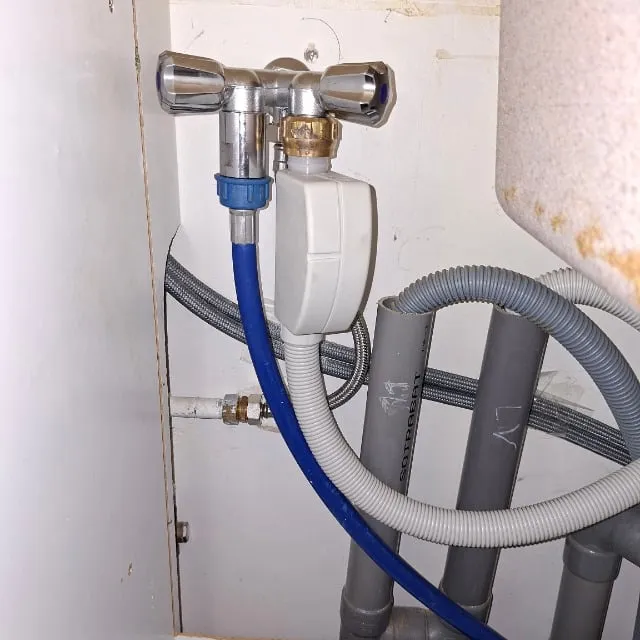 Stabilisation et renforcement de ma fixation d'un robinet double sur mur placoplatre