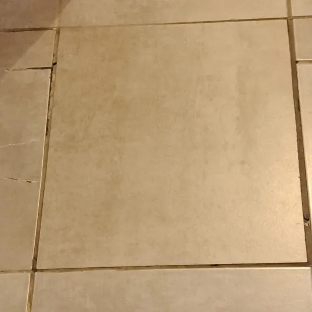 Chape qui bouge et carreaux fissurés
