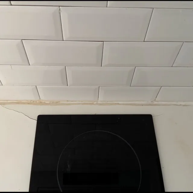 Pourquoi mon plan de travail se fissure derrière la plaque ?