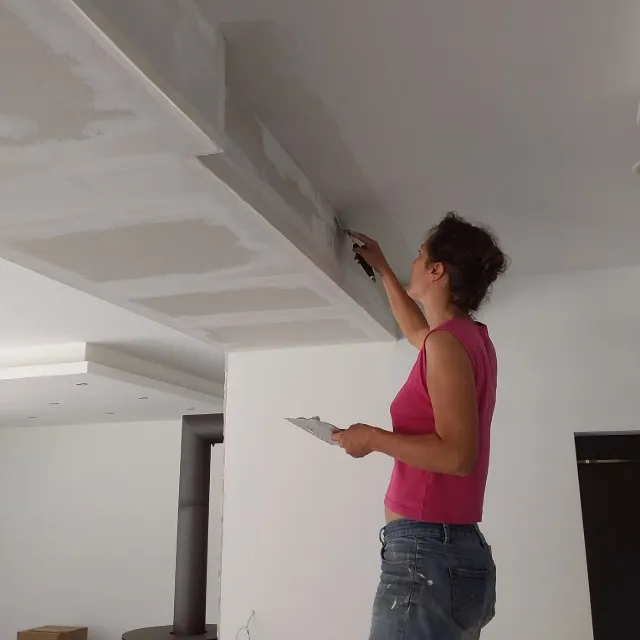 Enduit et finition avant l'arrivée de la cuisine
