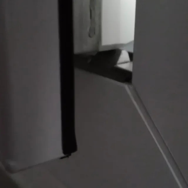 Frottement de la porte fenêtre PVC en bas