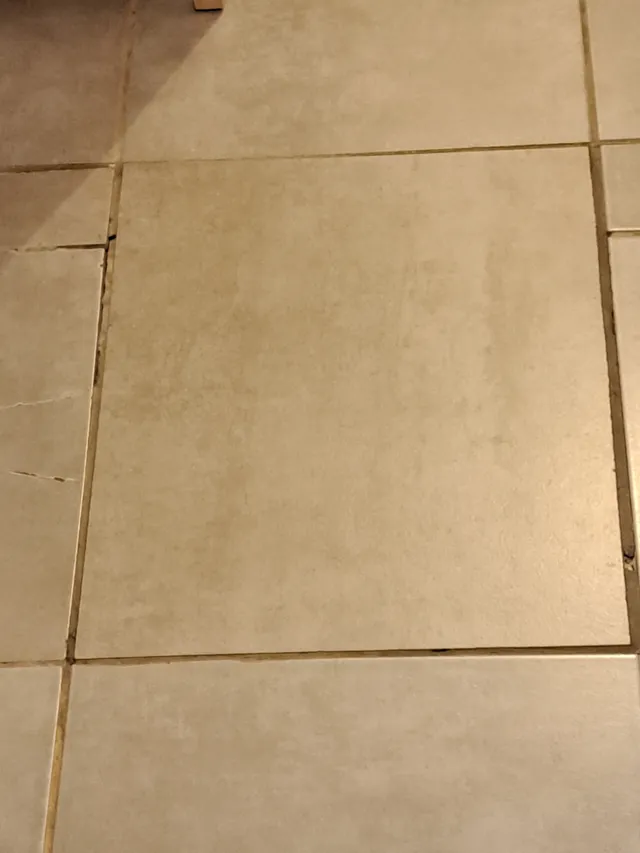 Chape qui bouge et carreaux fissurés
