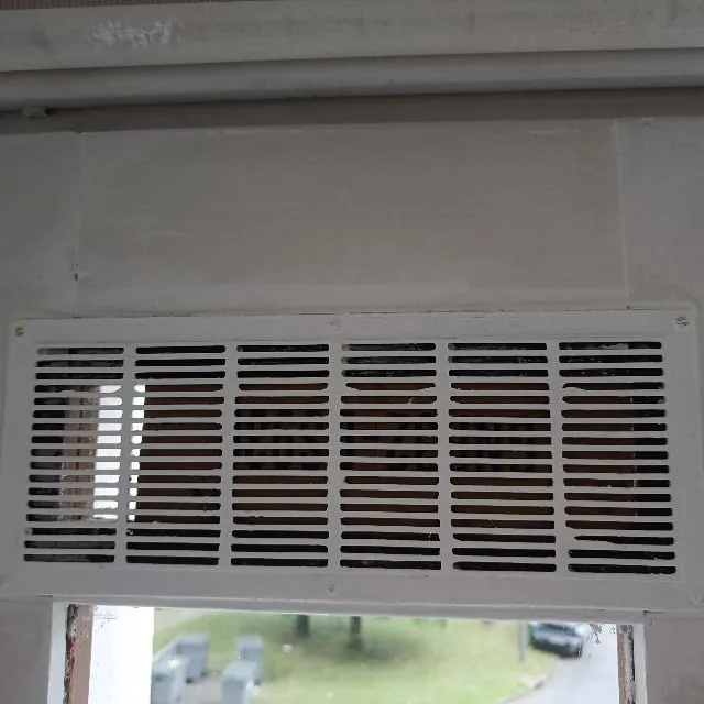 Isolation d’une grille d’aération de fenêtre sans bloquer la ventilation