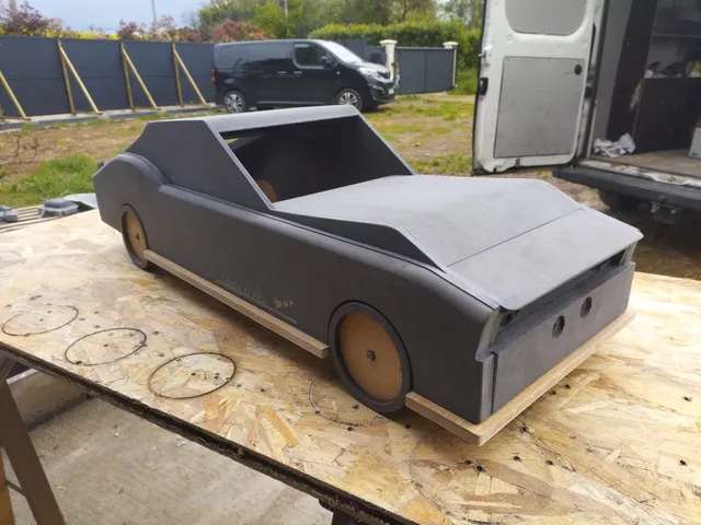 Cercueil d'enterrement de vie de garçon en forme de voiture !