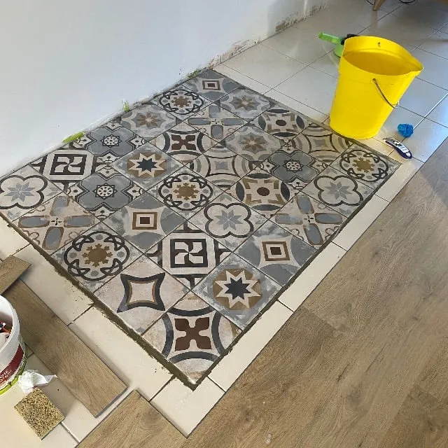 Carrelage sous poêle à bois